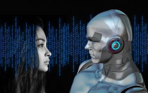 Robot y mujer frente a frente